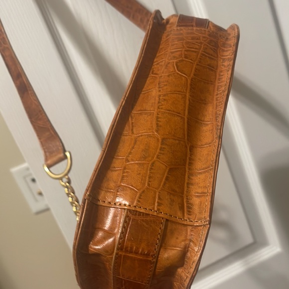 Oro Vittadini burnt orange embossed crocodile cross shoulder bag - Picture 5 of 8